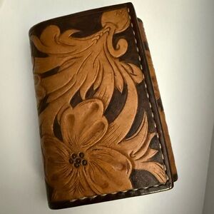 Tri-fold men’s wallet ( small , used not new Very durable)